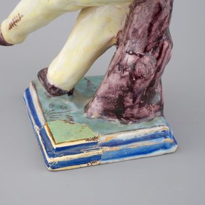 Een model van een vioolspeler in Franse faience, ca. 1800 — foto 7