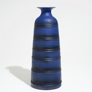 Een modernistische conische vaas met ringen in mat blauw glazuur, Perignem, 2e helft 20e eeuw — foto 4