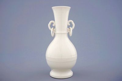 Een monochrome blanc de Chine vaas met onderglazuur decor, Kangxi