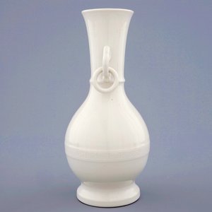 Een monochrome blanc de Chine vaas met onderglazuur decor, Kangxi — foto 4