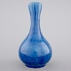 Een monochrome blauwe Chinese vaas met onderglazuur drakendecor, 19e — foto 1