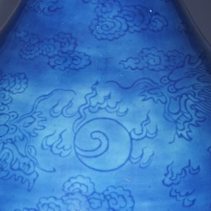 Een monochrome blauwe Chinese vaas met onderglazuur drakendecor, 19e — foto 15