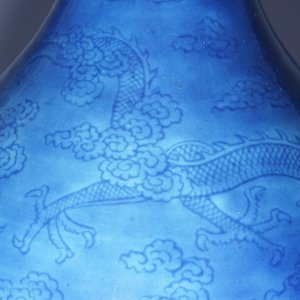 Een monochrome blauwe Chinese vaas met onderglazuur drakendecor, 19e — foto 17