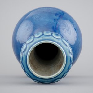 Een monochrome blauwe Chinese vaas met onderglazuur drakendecor, 19e — foto 5