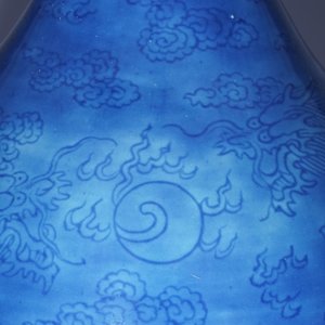 Een monochrome blauwe Chinese vaas met onderglazuur drakendecor, 19e — foto 9