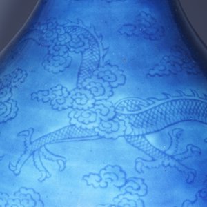 Een monochrome blauwe Chinese vaas met onderglazuur drakendecor, 19e — foto 10