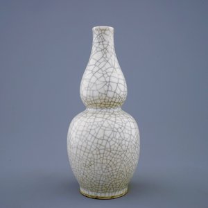 Een monochrome Chinese dubbele gourde vaas met craquelé glazuur, 19e eeuw — foto 3