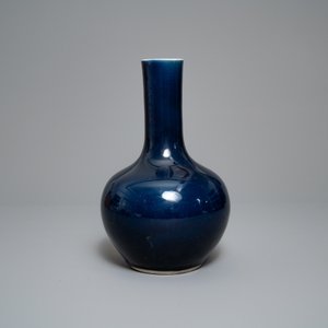 Een monochrome Chinese 'sacrificial blue' flesvormige vaas, Qianlong merk en periode — foto 3