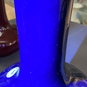 Een monochrome Chinese 'sacrificial blue' flesvormige vaas, Qianlong merk en periode — foto 9