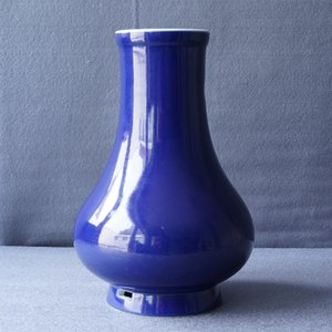 Een monochrome Chinese 'sacrificial blue' peervormige vaas, Yongzheng merk en periode — foto 16