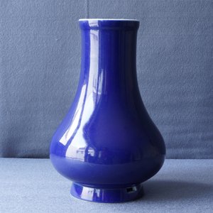 Een monochrome Chinese 'sacrificial blue' peervormige vaas, Yongzheng merk en periode — foto 17