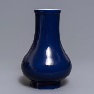 Een monochrome Chinese 'sacrificial blue' peervormige vaas, Yongzheng merk en periode — foto 3