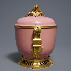 Een monochrome roze dekselpot met verguld bronzen monturen, Samson, Parijs, 19e eeuw — foto 2