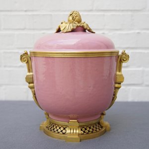Een monochrome roze dekselpot met verguld bronzen monturen, Samson, Parijs, 19e eeuw — foto 8