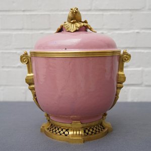 Een monochrome roze dekselpot met verguld bronzen monturen, Samson, Parijs, 19e eeuw — foto 10