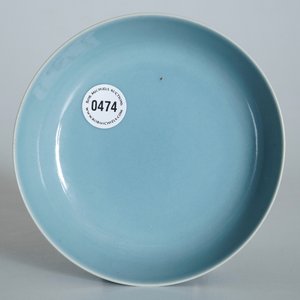 Een monochroom Chinees bord met clair-de-lune glazuur, Qianlong merk, 19/20e eeuw — foto 3