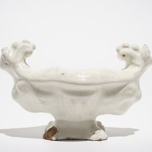 Een monochroom wit sculpturaal zoutvat, Faenza, 17e eeuw — foto 3