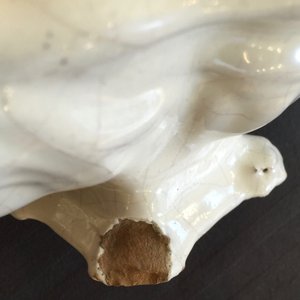 Een monochroom wit sculpturaal zoutvat, Faenza, 17e eeuw — foto 8