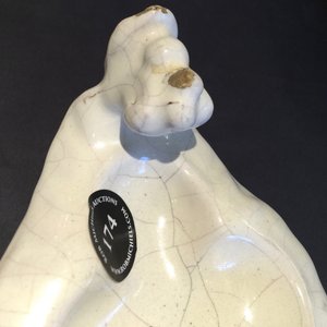 Een monochroom wit sculpturaal zoutvat, Faenza, 17e eeuw — foto 10