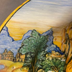 Een mythologische schotel in Italiaanse majolica met 'De transformatie van de maenaden' uit het Lanciarini servies, Urbino, 16e eeuw — foto 11