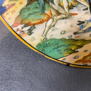Een mythologische schotel in Italiaanse majolica met 'De transformatie van de maenaden' uit het Lanciarini servies, Urbino, 16e eeuw — foto 15