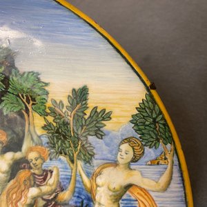 Een mythologische schotel in Italiaanse majolica met 'De transformatie van de maenaden' uit het Lanciarini servies, Urbino, 16e eeuw — foto 5