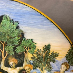 Een mythologische schotel in Italiaanse majolica met 'De transformatie van de maenaden' uit het Lanciarini servies, Urbino, 16e eeuw — foto 6