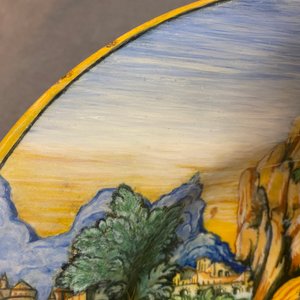 Een mythologische schotel in Italiaanse majolica met 'De transformatie van de maenaden' uit het Lanciarini servies, Urbino, 16e eeuw — foto 10