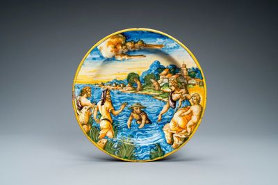 Een mythologische schotel in Italiaanse majolica met 'Latona en de kikkers', Urbino, 16e eeuw