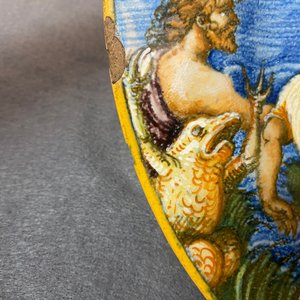 Een mythologische schotel in Italiaanse majolica met 'Latona en de kikkers', Urbino, 16e eeuw — foto 7