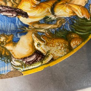 Een mythologische schotel in Italiaanse majolica met 'Latona en de kikkers', Urbino, 16e eeuw — foto 9