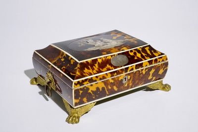 Een naaikistje in schildpadfineer met inlegwerk van zilver en verguld bronzen montuur, Frankrijk, 19e eeuw