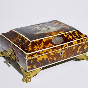 Een naaikistje in schildpadfineer met inlegwerk van zilver en verguld bronzen montuur, Frankrijk, 19e eeuw — foto 1