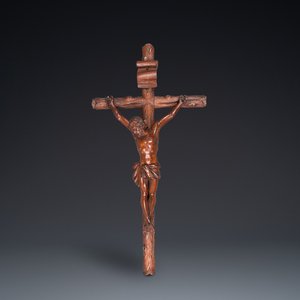 Een naturalistisch gestoken houten crucifix met corpus, wellicht Duitsland, eind 18e eeuw — foto 1