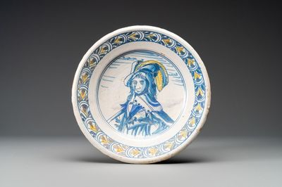 Een Nederlandse majolica portretschotel met Prins Willem II van Oranje, midden 17e eeuw