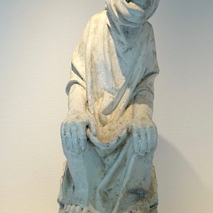 Een neogotisch plaasteren beeld van een zittende figuur, 19/20e eeuw, Brugge — foto 2