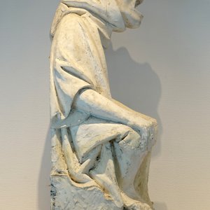 Een neogotisch plaasteren beeld van een zittende figuur, 19/20e eeuw, Brugge — foto 3