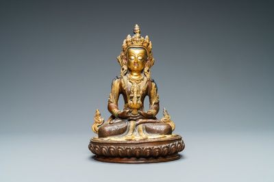 Een Nepalese met koraal en turkoois ingelegde deels vergulde koperen figuur van Boeddha, 19/20e eeuw
