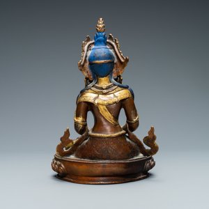 Een Nepalese met koraal en turkoois ingelegde deels vergulde koperen figuur van Boeddha, 19/20e eeuw — foto 3