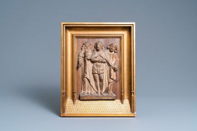Een notenhouten 'Ecce Homo' reliëfpaneel in neogotische architecturale lijst, 16e eeuw