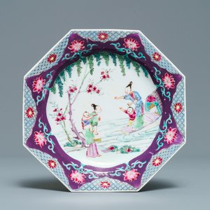 Een octagonaal Chinees famille rose bord met figuren aan een oever, Yongzheng — foto 1