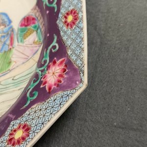 Een octagonaal Chinees famille rose bord met figuren aan een oever, Yongzheng — foto 3