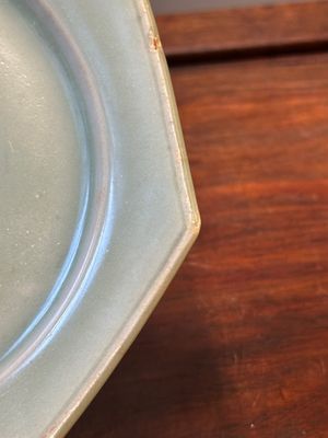 Een octagonaal Chinees Longquan celadon bord, wellicht Ming — foto 3