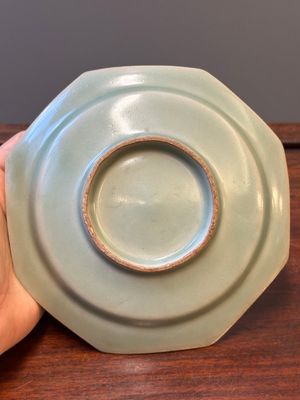 Een octagonaal Chinees Longquan celadon bord, wellicht Ming — foto 5