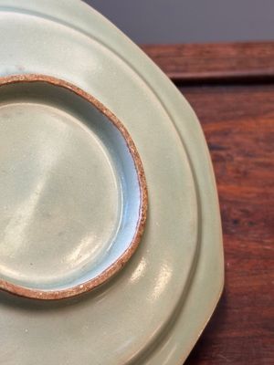 Een octagonaal Chinees Longquan celadon bord, wellicht Ming — foto 7