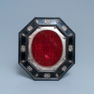 Een octagonaal kader in fineer van ebbenhout met zilver ingelegd, Italië, 17e eeuw — foto 1