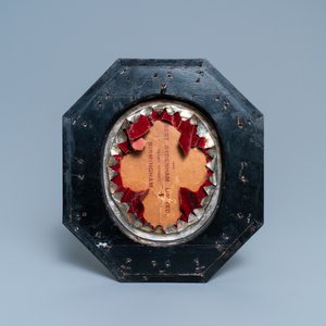 Een octagonaal kader in fineer van ebbenhout met zilver ingelegd, Italië, 17e eeuw — foto 2