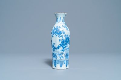 Een octagonale blauw-witte Delftse chinoiserie vaas, eind 17e eeuw