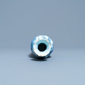 Een octagonale blauw-witte Delftse chinoiserie vaas, eind 17e eeuw — foto 5