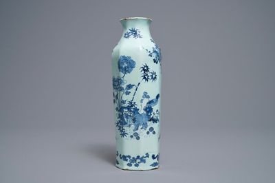 Een octagonale blauw-witte Delftse chinoiserie vaas met een olifant, laatste kwart 17e eeuw